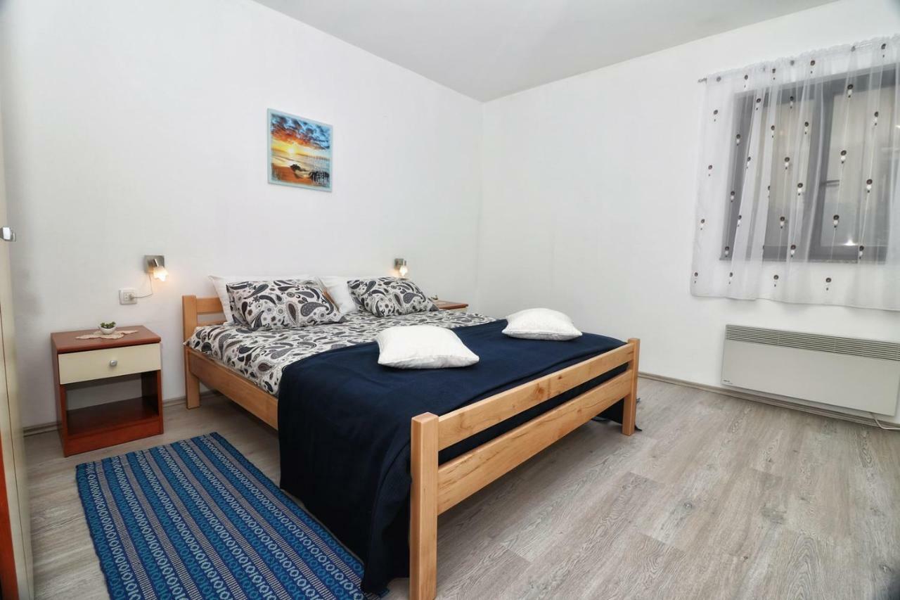 Apartment Edi พูลา ภายนอก รูปภาพ
